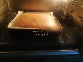 送入预热好的烤箱水浴法烘烤，下层130度烘烤60分钟