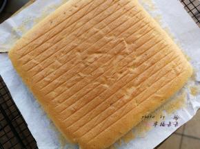 出炉后震出热气，倒扣出来，稍冷却后揭掉油纸