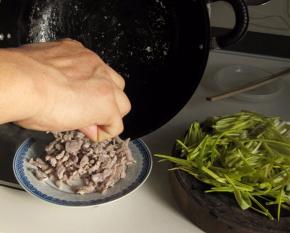 肉丝变色后盛出