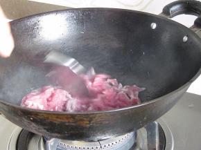 炒锅放适量的油，油热后放入肉丝快速翻炒