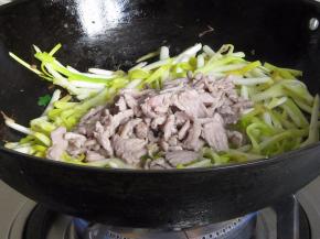 翻炒至蒜黄有点软榻时，放入肉丝