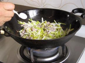 炒至蒜黄断生，放适量的盐、味精调味，即可盛出