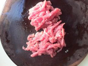 里脊肉冲洗干净，切细条
