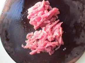 里脊肉冲洗干净，切细条