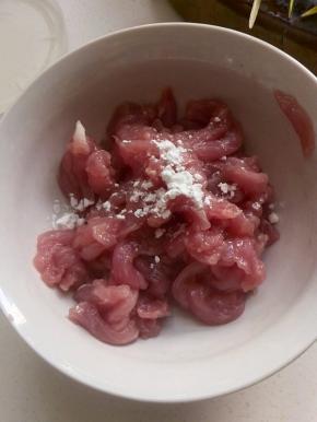 肉丝放碗里，放入一勺料酒、少许的干淀粉，抓拌均匀