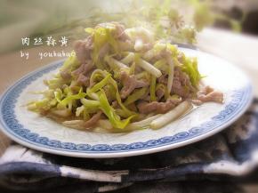 刚出锅的肉丝蒜黄，冒着热气，很是诱人