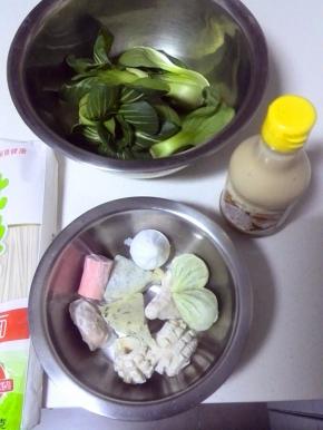 准备材料，丸子化冻，小油菜洗净