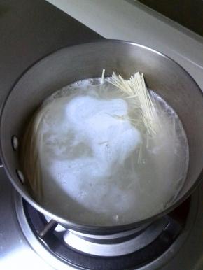 锅里放适量的清水，烧开后下入面条