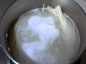 锅里放适量的清水，烧开后下入面条