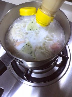 再次烧开后，放入白骨拉面汤料一勺