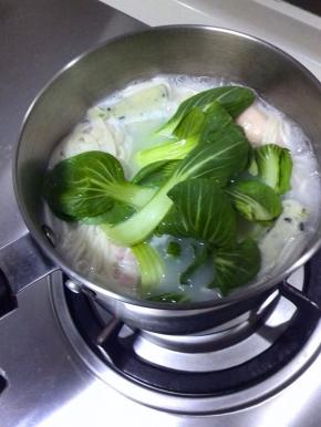 面条快熟时，放入油菜，煮至油菜断生