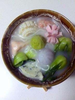 捞出面条，摆上菜和丸子，浇上面汤，即可开吃