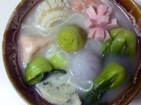 捞出面条，摆上菜和丸子，浇上面汤，即可开吃