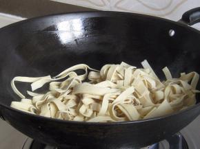 放入豆腐皮翻炒