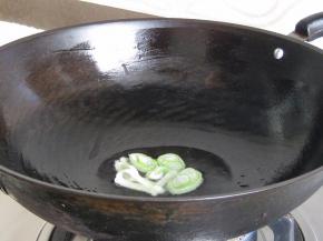 炒锅放适量的植物油，油热后放入葱花，炒出香味