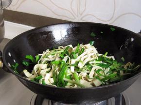放入韭菜快速翻炒