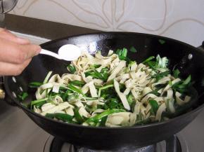 至韭菜断生，放入适量的盐、鸡精炒匀，即可起锅