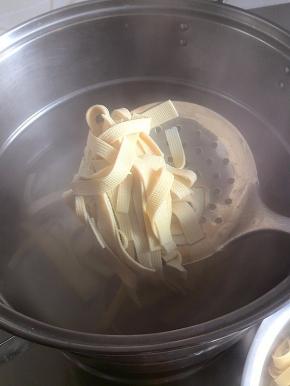 煮开后，捞出豆腐皮待用