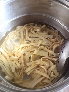 锅中水烧开，放入豆腐皮焯水