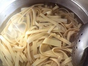 锅中水烧开，放入豆腐皮焯水