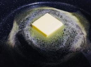 黄油放入平底锅加热融化