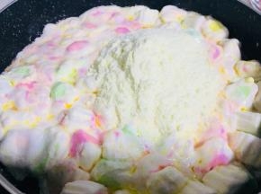 倒入棉花糖，融化后加入混合咖啡粉的奶粉，翻炒均匀（图片为原味制作图，加入的是没有混合咖啡粉的奶粉，所以颜色偏白）