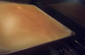 放入预热好的烤箱，我的烤箱是5层，放在倒数第二层，上火160度下火150度25分钟。