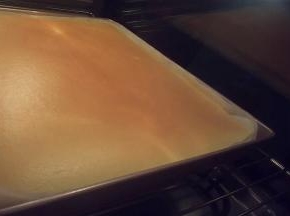 放入预热好的烤箱，我的烤箱是5层，放在倒数第二层，上火160度下火150度25分钟。