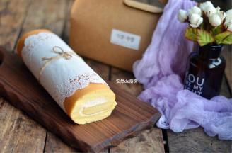 放凉后可以抹上奶油或者果酱，卷好放冰箱冷藏一小时再切