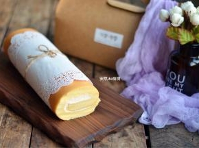 放凉后可以抹上奶油或者果酱，卷好放冰箱冷藏一小时再切