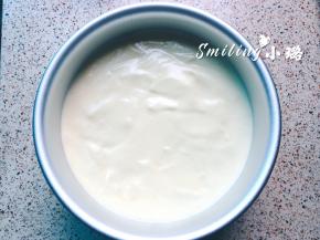 拌好的面糊缓慢倒入6寸模具，为了防止太多空气进入，最后再震几下，震出大气泡，然后进预热好的烤箱，150度，上下火下层，烤40分钟后，关掉上火下火再烤10分钟，具体情况每个烤箱不同，以牙签插入蛋糕体，拿起来牙签周围有细小干燥的蛋糕末为好，太湿润黏腻说明还没烤好