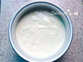 拌好的面糊缓慢倒入6寸模具，为了防止太多空气进入，最后再震几下，震出大气泡，然后进预热好的烤箱，150度，上下火下层，烤40分钟后，关掉上火下火再烤10分钟，具体情况每个烤箱不同，以牙签插入蛋糕体，拿起来牙签周围有细小干燥的蛋糕末为好，太湿润黏腻说明还没烤好