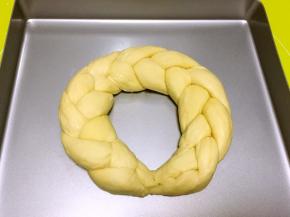 围成圆圈，入烤箱二次发酵