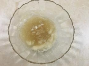 吉利丁粉提前倒入冰水中静止泡发10分钟
