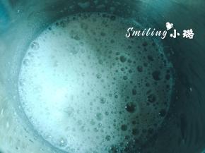 用打蛋器打发，到有这样的鱼眼泡泡时，加入第一次细砂糖