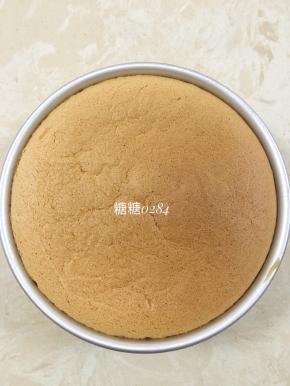 150度50分钟烤一个6寸戚风蛋糕坯，用蛋糕切分器，2格切分为4片蛋糕片，做一个慕斯用2片就够了，我这次是同时做了2个6寸，2个6寸就是一个8寸，材料翻倍就可以了