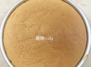 150度50分钟烤一个6寸戚风蛋糕坯，用蛋糕切分器，2格切分为4片蛋糕片，做一个慕斯用2片就够了，我这次是同时做了2个6寸，2个6寸就是一个8寸，材料翻倍就可以了