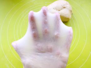 大约揉个5、6分钟，面团呈现光滑状态，可以撑出薄薄的手套膜即可