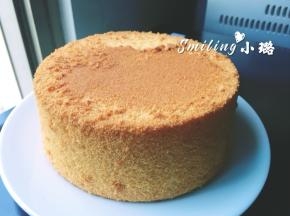 蛋糕烤好立即拿出来倒扣晾凉以防回缩，冷却后再脱膜，把平整的一面朝上放