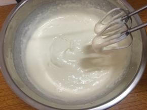 淡奶油加细砂糖用中速打发至酸奶状

