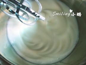 继续打发，到有纹路出现时加第二次细砂糖