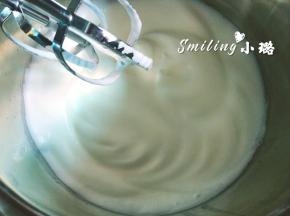 继续打发，到有纹路出现时加第二次细砂糖