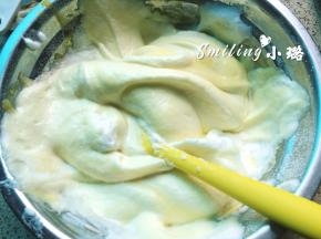 先把1/3蛋白霜与蛋黄糊混合翻拌均匀，再把剩下的蛋白霜加进去全部翻拌均匀，不要画圈圈搅拌以免消泡，用十字翻拌法