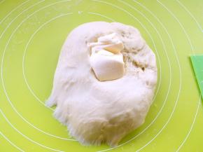 加入软化的黄油，继续推揉均匀