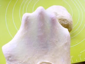 反复推揉摔打，大约十分钟，面团筋度增大，可以撑出厚一点的手套膜