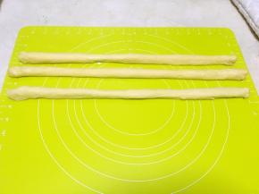 将三份面团搓成同等长度的长条