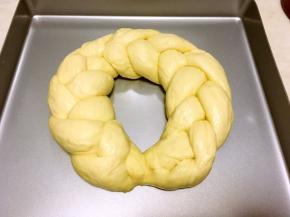 面团发酵两倍大后，取出，烤箱预热170度