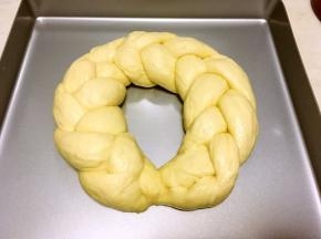 面团发酵两倍大后，取出，烤箱预热170度
