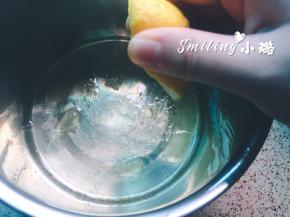 蛋白从冰箱拿出，挤几滴柠檬汁