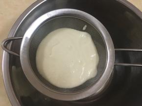 过筛加了吉利丁的榴莲椰浆混合物，这样出来的慕斯才会更丝滑
